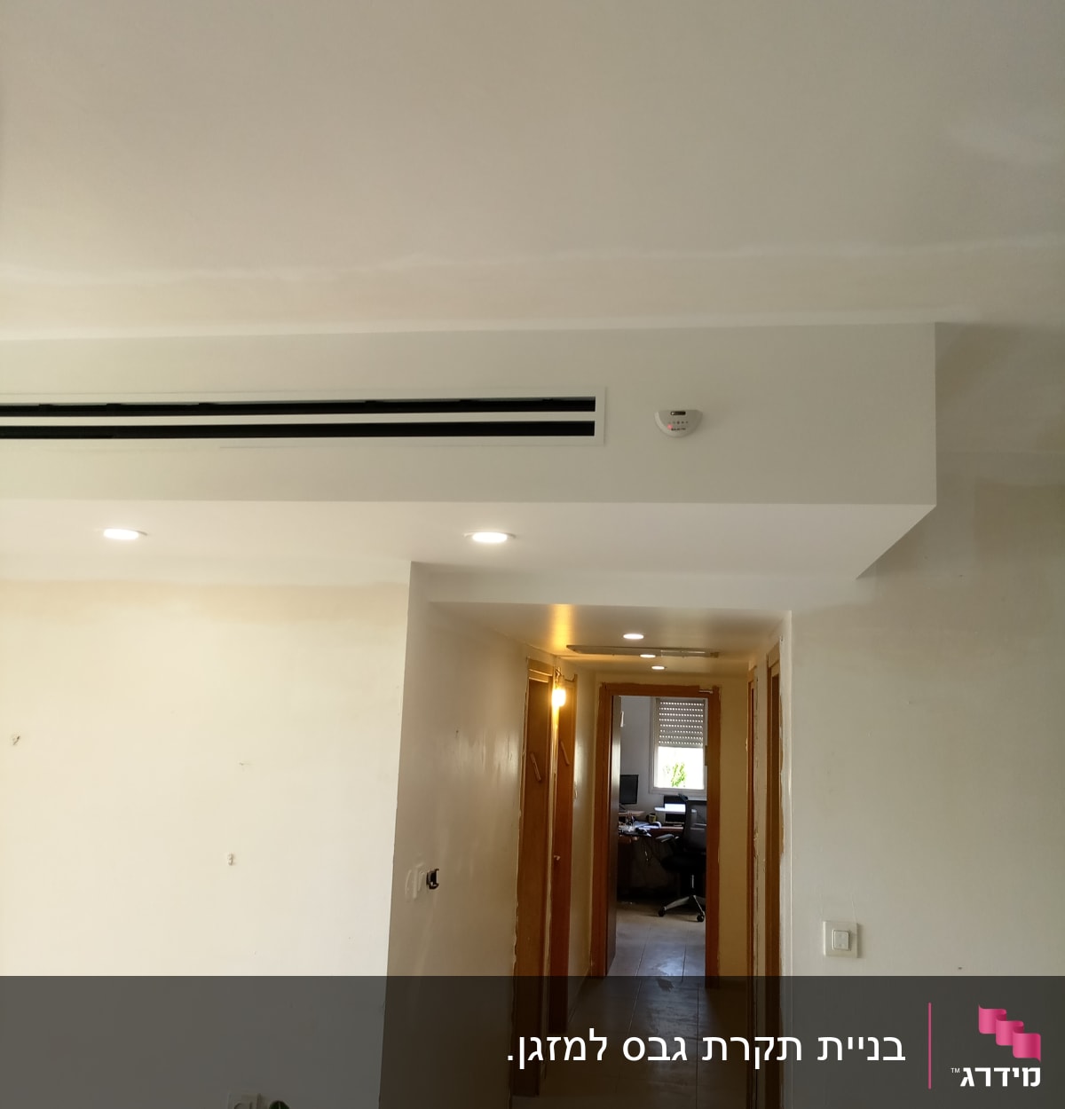 קיר גבס עם פתחים לתאורה ומיזוג אוויר